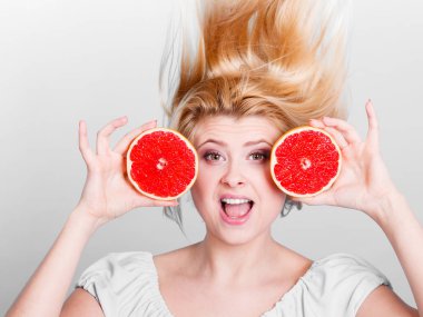 Kadın holding kırmızı greyfurt