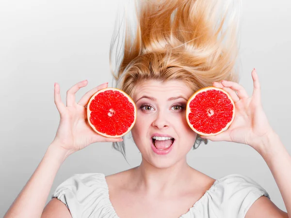 Vrouw bedrijf rode grapefruit — Stockfoto