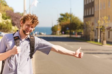 Mutlu adam yaz tatile otostop.