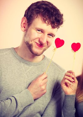 Aşk sembolleri tutan çifti.