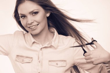 Kesim Plotterları makas ile Bayan Kuaför.