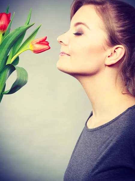 Очаровательная женщина, пахнущая цветами . — стоковое фото