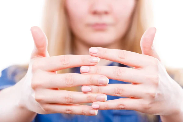 Vrouw presenteert nagels van de handen. — Stockfoto