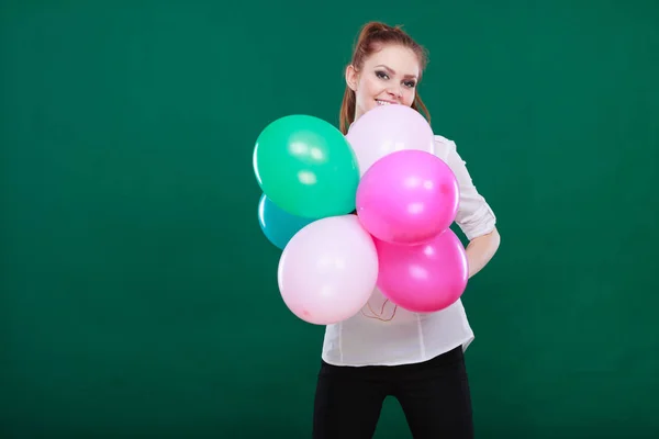 Radosna dziewczyna gry z kolorowych balonów — Zdjęcie stockowe