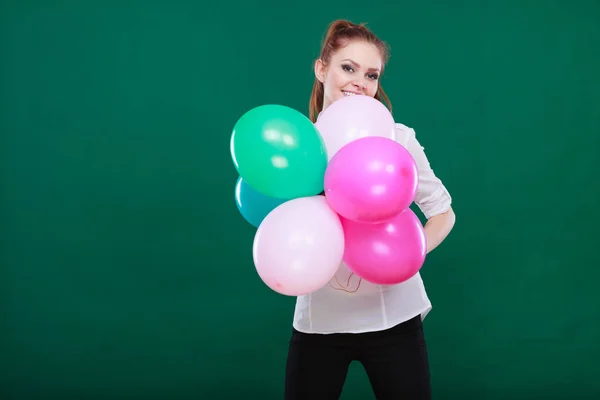 Adolescent joyeux fille jouer avec coloré ballons — Photo