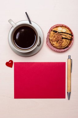 Kahve fincanı cupcake ve kırmızı boş kağıt