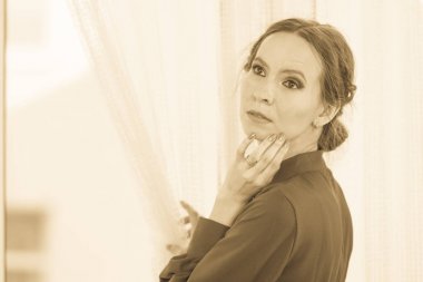 pencere bekleyen aracılığıyla arayan kadın