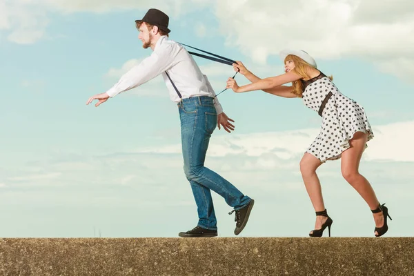 Liebendes Paar beim Date an der Küste — Stockfoto