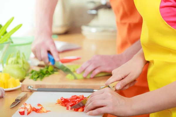 Pareja preparando verduras frescas ensalada de alimentos — Foto de Stock