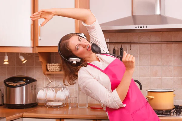 Ama de casa cocinera en cocina —  Fotos de Stock