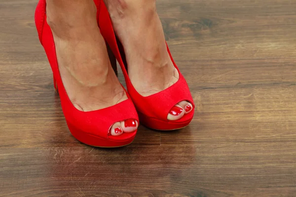 Röda högklackade spetsade skor på kvinnliga ben — Stockfoto