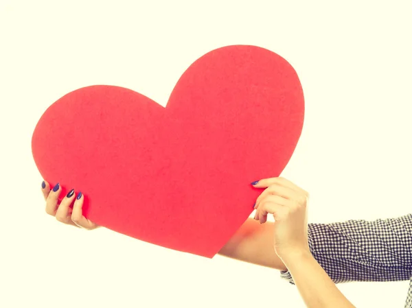 Kvinna med stort rött hjärta, kärlek tecken — Stockfoto