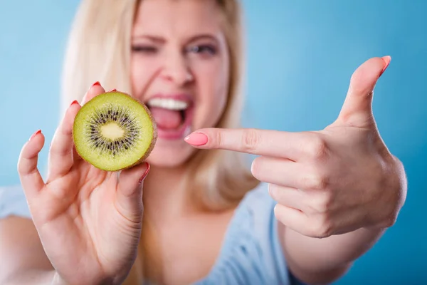 Mujer sosteniendo kiwi verde fruta — Foto de Stock