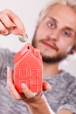 Adam evi servet para koyarak