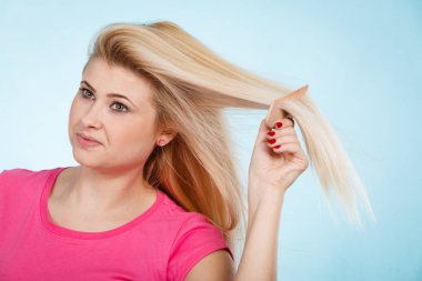 Uzun sarı saçları tarak ile fırçalama kadın