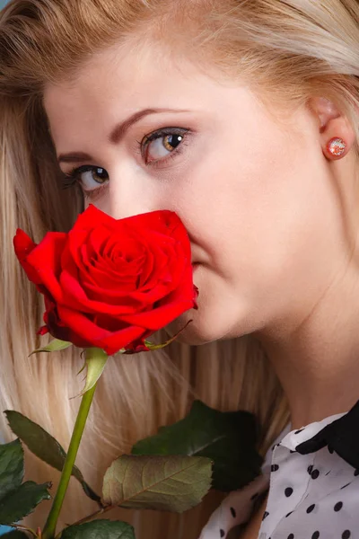 Splendida donna che tiene il fiore di rosa rossa . — Foto Stock