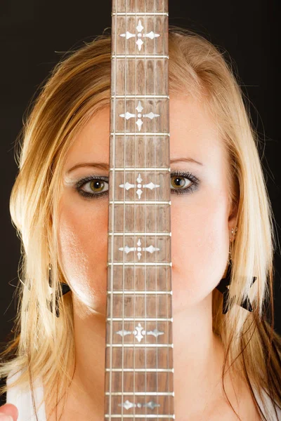 Blond kvinna med elektrisk gitarr, svart bakgrund — Stockfoto