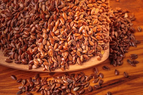 Semillas de lino semillas de lino en cuchara de madera — Foto de Stock