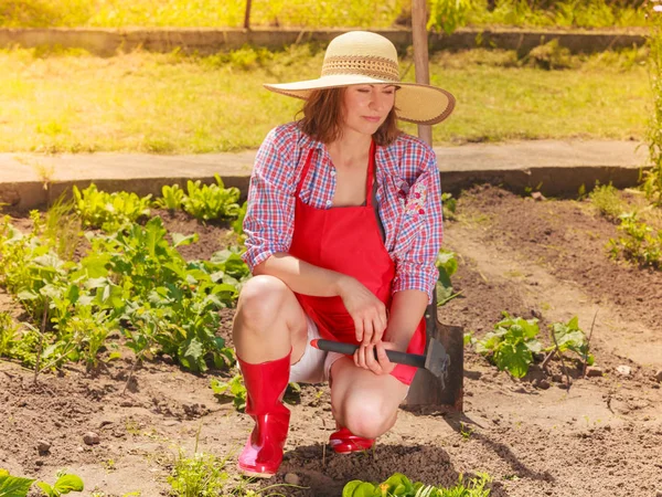 Wanita dengan alat berkebun bekerja di kebun — Stok Foto