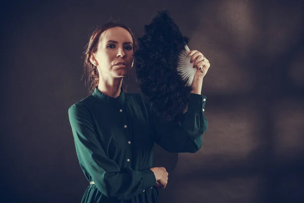 Vintage dama con abanico de plumas en la oscuridad —  Fotos de Stock