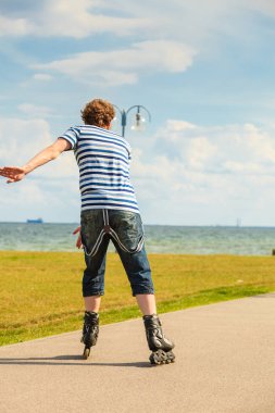 Genç adam paten güneşli günde açık