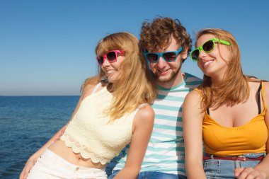 Grup arkadaşları erkek iki kız açık eğleniyor