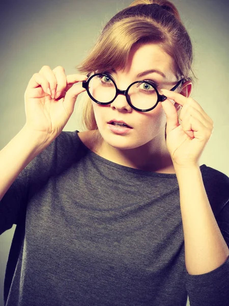 Surpreendido menina surpreendida com a boca aberta . — Fotografia de Stock