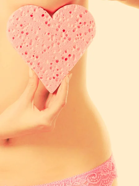 Mulher nua segurando esponja do coração — Fotografia de Stock