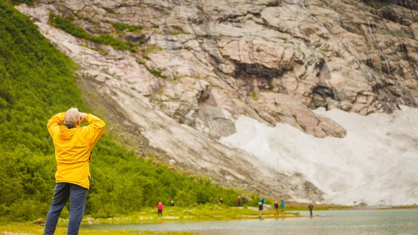 Hombre turista en noruego montañas — Foto de Stock