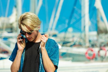 Sarışın adam cep telefonu üzerinde konuşurken