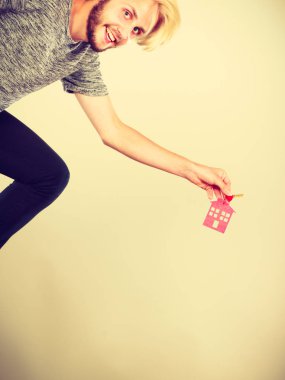 Evine anahtarları tutan adam çalıştıran