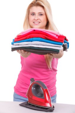 Katlanmış elbise Ütü sonra tutan kadın