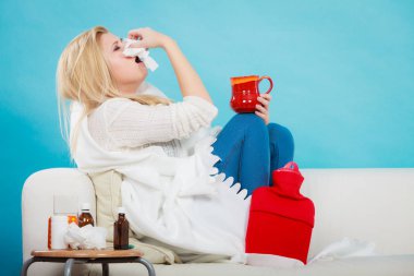 Kadının koltukta yalan grip olan hasta