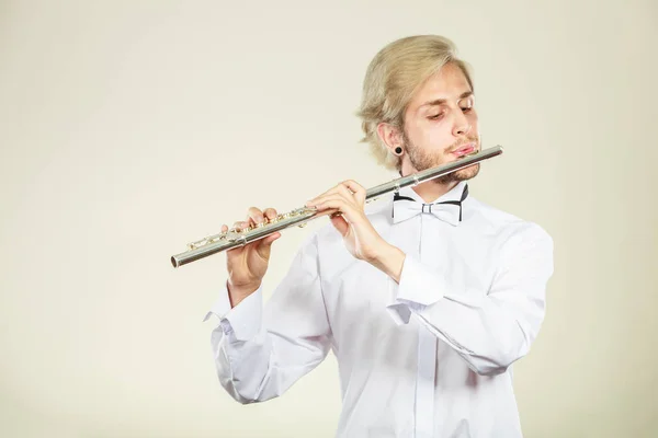 Flûte traversière jouant flûtiste musicien interprète — Photo