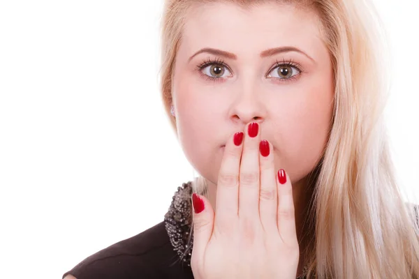 Geschokte vrouw die de mond bedekt met handen — Stockfoto