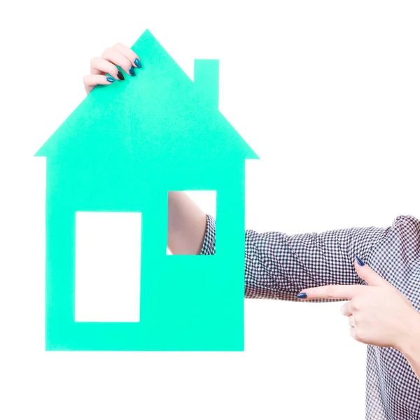 Mulher mão segurando casa de papel azul — Fotografia de Stock