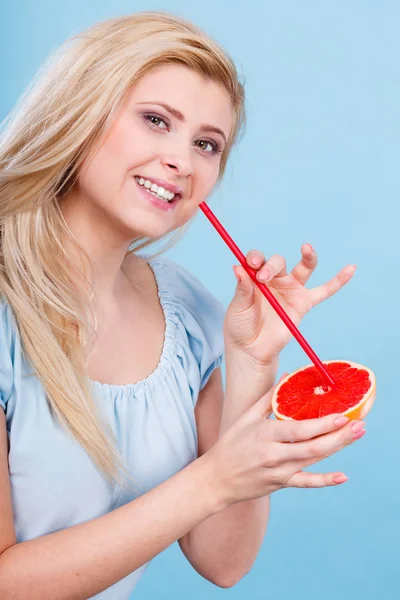 Frau trinkt Saft aus Früchten, roter Grapefruit — Stockfoto