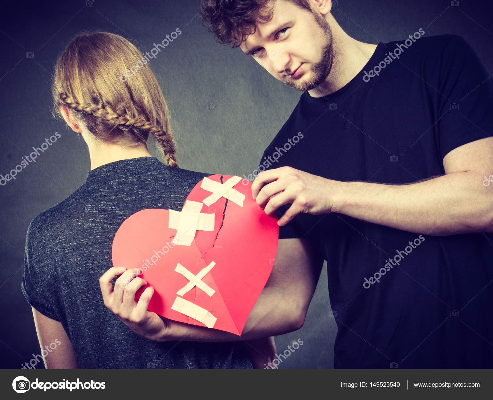 Couple Triste Tient Le Cœur Brise Image Libre De Droit Par Anetlanda C
