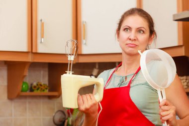 Ev kadını mutfakta eğleniyor karıştırıcılı.