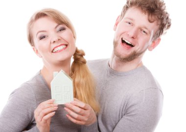 Genç çift ev modeli ile.