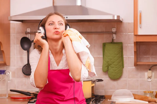 Dona de casa cozinheiro na cozinha — Fotografia de Stock