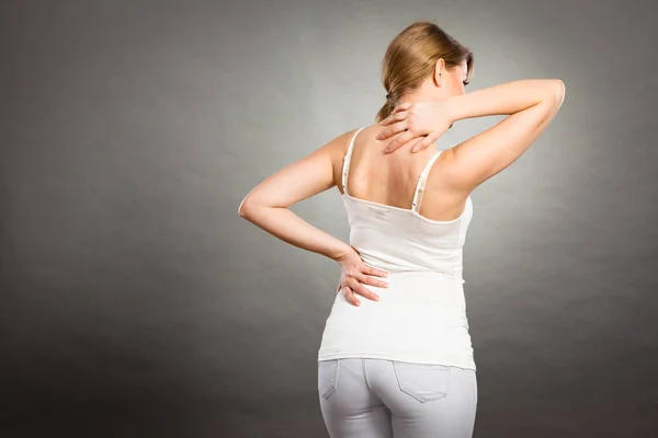 Woman scratching her itchy back with allergy rash — Stock Photo, Image