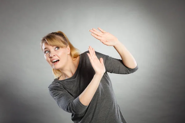 Mujer asustada joven asustada . — Foto de Stock