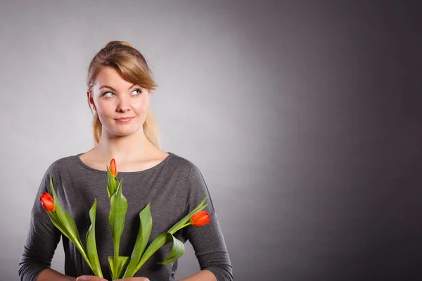 Meisje met tulip vol hoop dromen. — Stockfoto