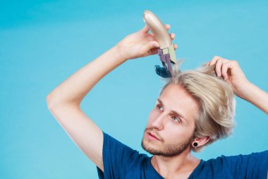 Uzun saçlarını tıraş edecek adam