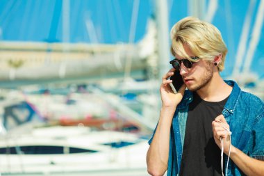 Sarışın adam cep telefonu üzerinde konuşurken