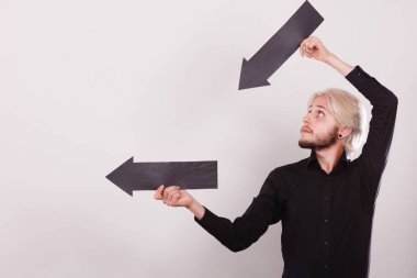 Aynı yönde iki oklar tutan adam