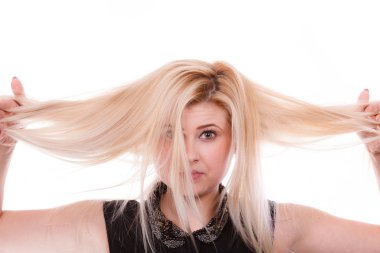 Kuru saçları tutan sarışın kadın