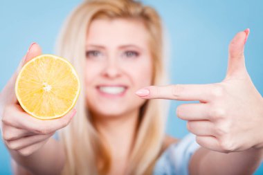 Meyve limon ya da portakal tutan kadın