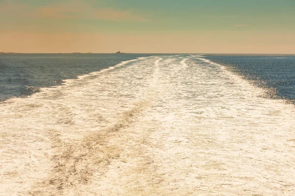 Sentier sur l'eau après la voile du ferry — Photo